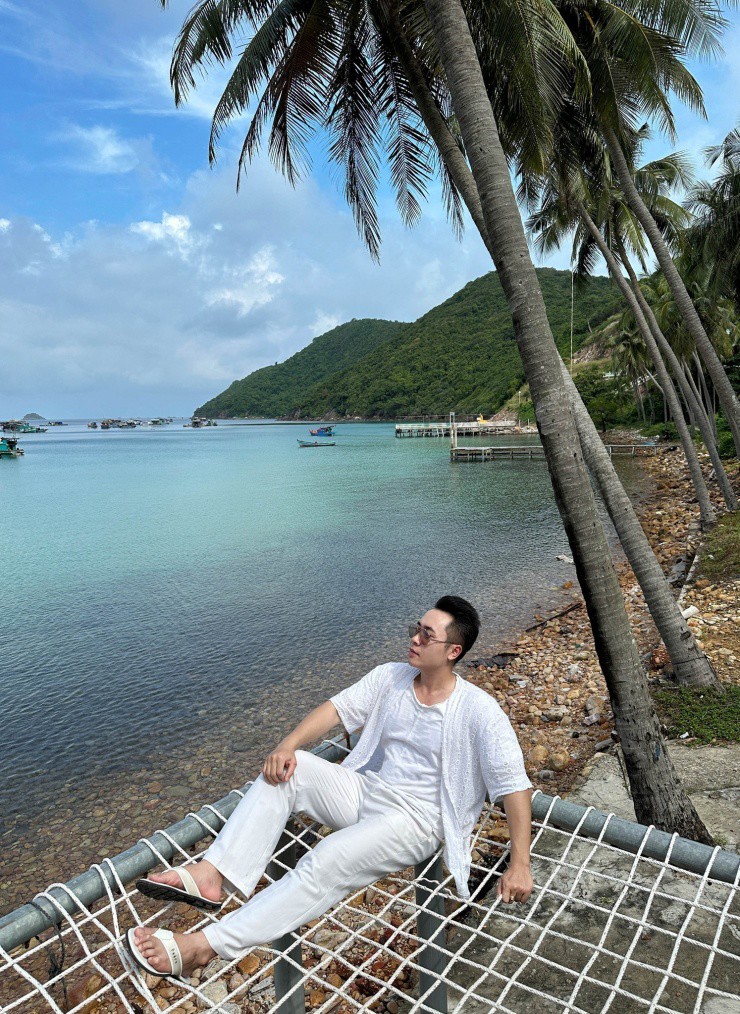 Du khách nghỉ ngơi ở Langchia Nam Du Resort.