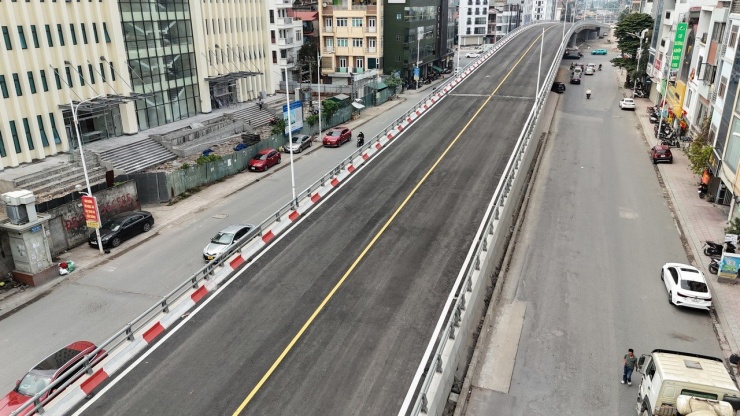 Cầu vượt Hồng Tiến đi trên trục đường Nguyễn Văn Cừ có chiều dài khoảng 400m đã được xây dựng xong.