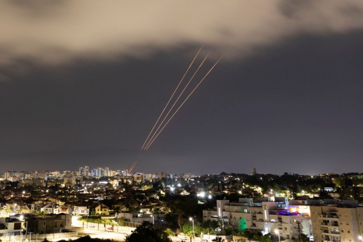 Hệ thống phòng không Israel chống lại các cuộc tấn công của Iran ngày 14-4. Ảnh: REUTERS