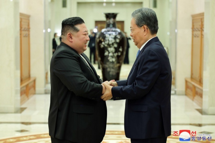 Lãnh đạo Triều Tiên Kim Jong-un (trái) tiếp Ủy viên trưởng Ủy ban Thường vụ nhân đại toàn quốc (tức Chủ tịch quốc hội) Trung Quốc Triệu Lạc Tế. Ảnh: KCNA
