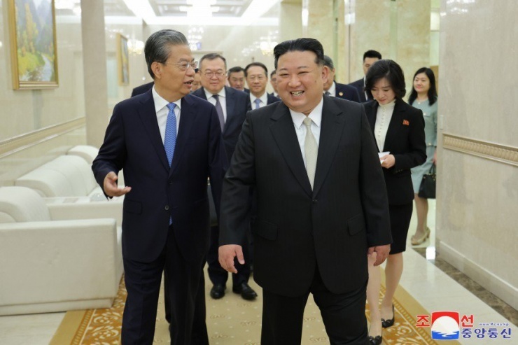 Chùm ảnh: Lãnh đạo Kim Jong-un tiếp Chủ tịch quốc hội Trung Quốc - 2