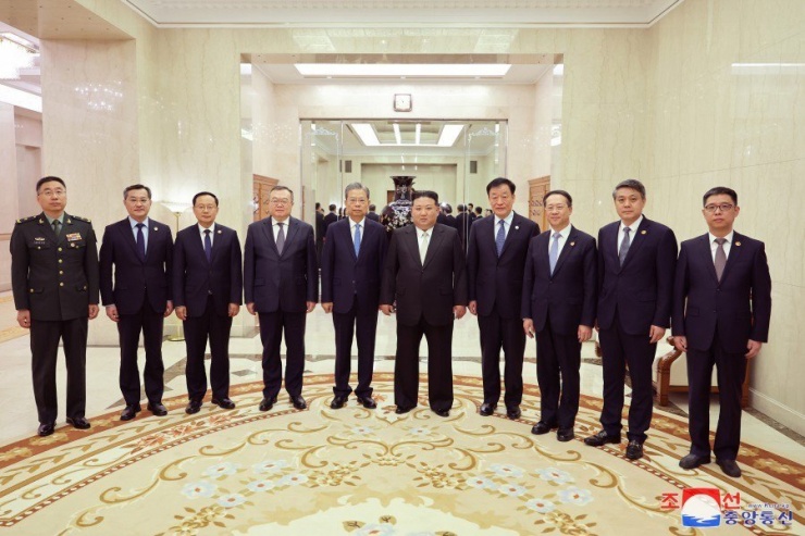 Chùm ảnh: Lãnh đạo Kim Jong-un tiếp Chủ tịch quốc hội Trung Quốc - 3