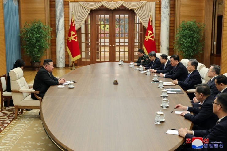 Chùm ảnh: Lãnh đạo Kim Jong-un tiếp Chủ tịch quốc hội Trung Quốc - 4