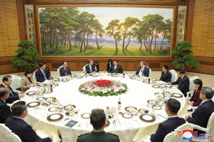 Chùm ảnh: Lãnh đạo Kim Jong-un tiếp Chủ tịch quốc hội Trung Quốc - 5