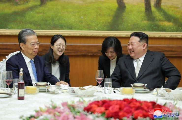Chùm ảnh: Lãnh đạo Kim Jong-un tiếp Chủ tịch quốc hội Trung Quốc - 6