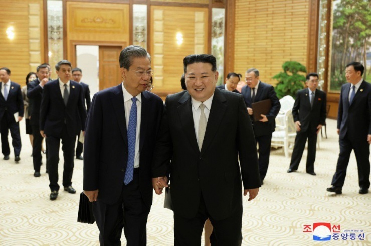 Chùm ảnh: Lãnh đạo Kim Jong-un tiếp Chủ tịch quốc hội Trung Quốc - 7