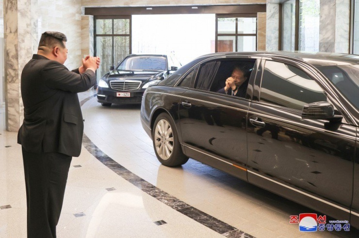Chùm ảnh: Lãnh đạo Kim Jong-un tiếp Chủ tịch quốc hội Trung Quốc - 8