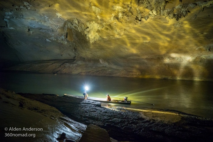 Khung cảnh huyền ảo bên trong hang động Konglor ở Lào. Ảnh: 360nomad.
