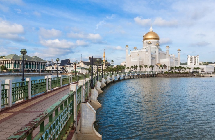 Nhà thờ Hồi Giáo Sultan Omar Ali Saifuddin nổi tiếng nằm trong công viên Taman Mahkota Jubli Emas. Ảnh: Expedia.