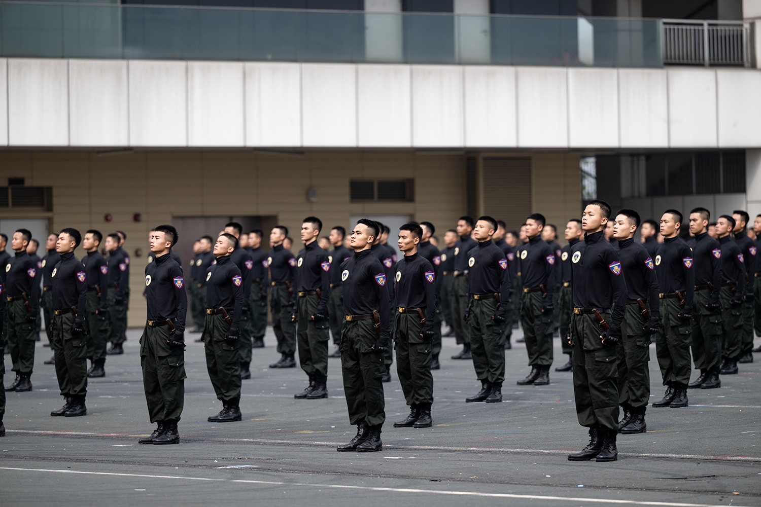 Trong buổi lễ kỷ niệm 50 năm ngày truyền thống lực lượng cảnh sát cơ động (15/4/1974 - 15/4/2024), nhiều người trầm trồ thán phục khi xem các chiến sĩ cảnh sát đặc nhiệm biểu diễn khí công