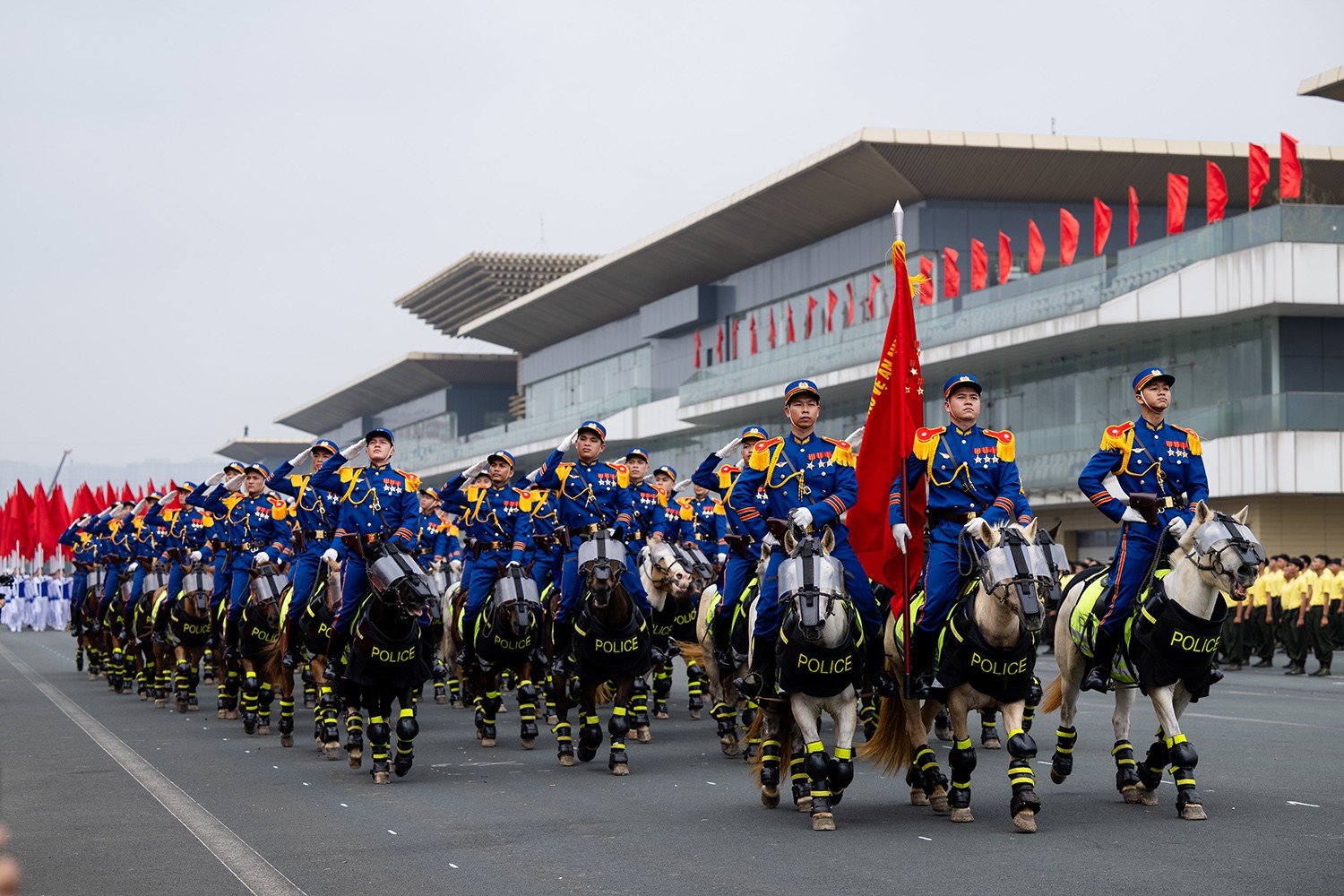 Lực lượng Cảnh sát cơ động kỵ binh trong trang phục mới