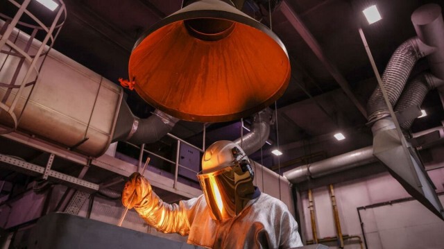 Công nhân tại một xưởng sản xuất kim loại của Nga tại Moscow. Ảnh: GETTY IMAGES