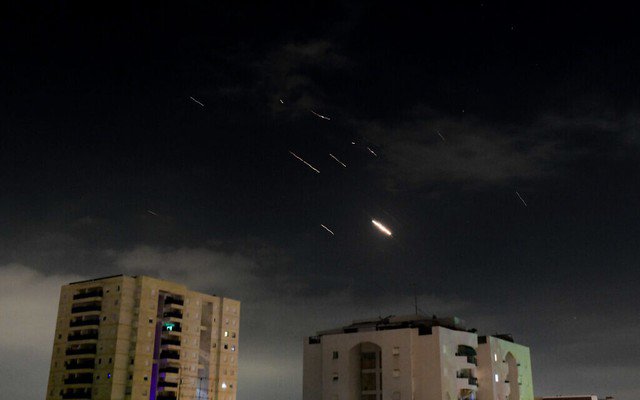 Các vật thể lóe sáng trên bầu trời thủ đô Tel Aviv của Israel trong cuộc tấn công xuyên đêm của Iran - Ảnh: TIME OF ISRAEL