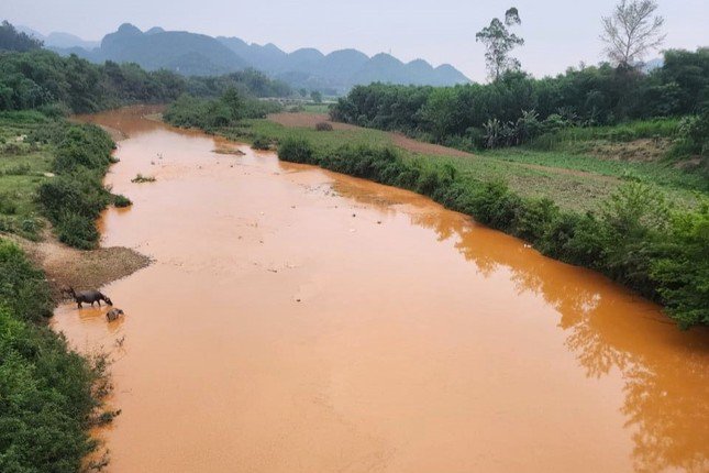 Nước sông Nậm Tôn chuyển màu đỏ gạch