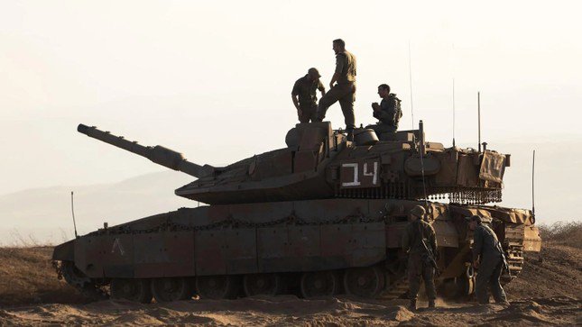 Binh sĩ Israel đứng trên xe tăng thế hệ mới Merkava IV. Ảnh: Breaking Defense.
