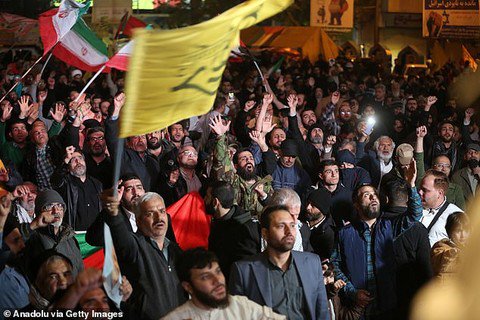 Người dân Iran đổ ra đường ăn mừng sau loạt tấn công 