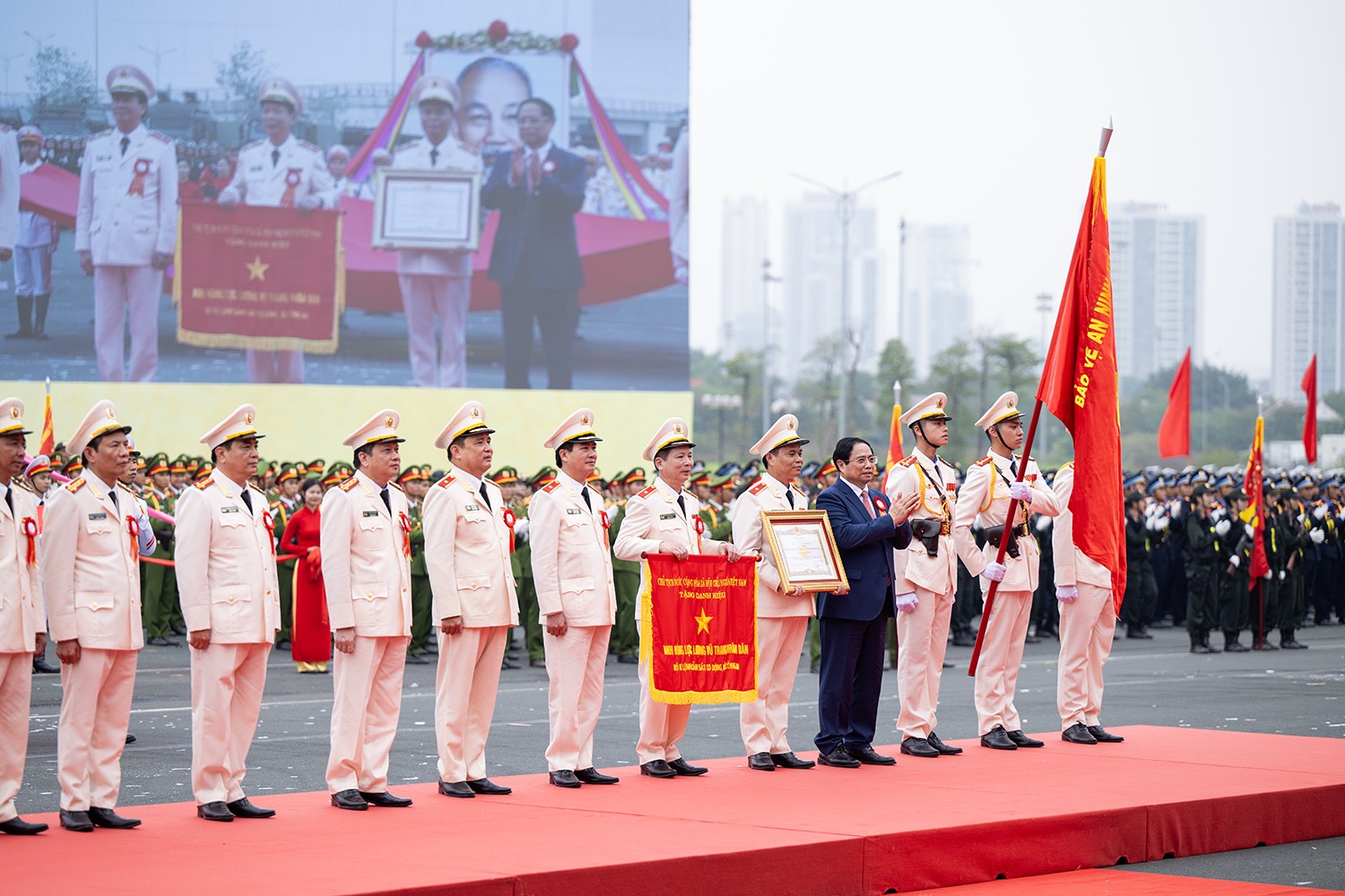 Thủ tướng Phạm Minh Chính thay mặt Đảng, Nhà nước trao tặng bảng vàng Danh hiệu Anh hùng Lực lượng vũ trang Nhân dân cho lực lượng CSCĐ.