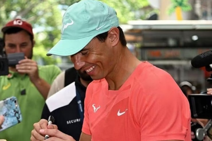 Nadal vui vẻ giao lưu với người hâm mộ