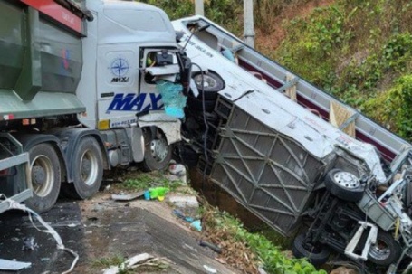 CLIP: Thời khắc xe chở đoàn cán bộ Cục Quản lý thị trường TP HCM gặp nạn