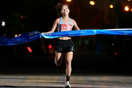 Phạm Thị Hồng Lệ phá kỷ lục giải bán marathon hàng đầu Việt Nam