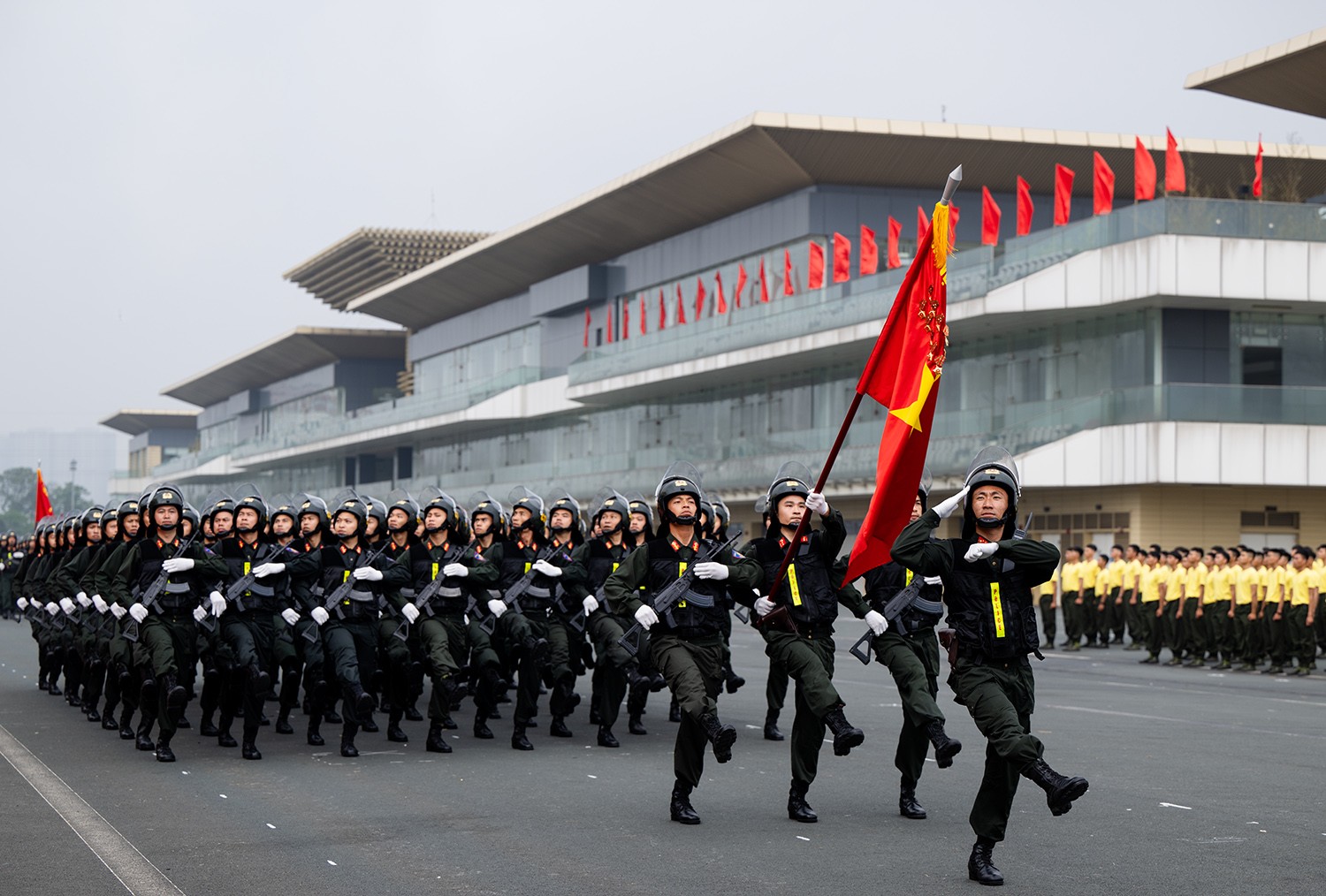 Toàn cảnh lễ diễu binh kỷ niệm 50 năm Ngày truyền thống lực lượng Cảnh sát cơ động - 5