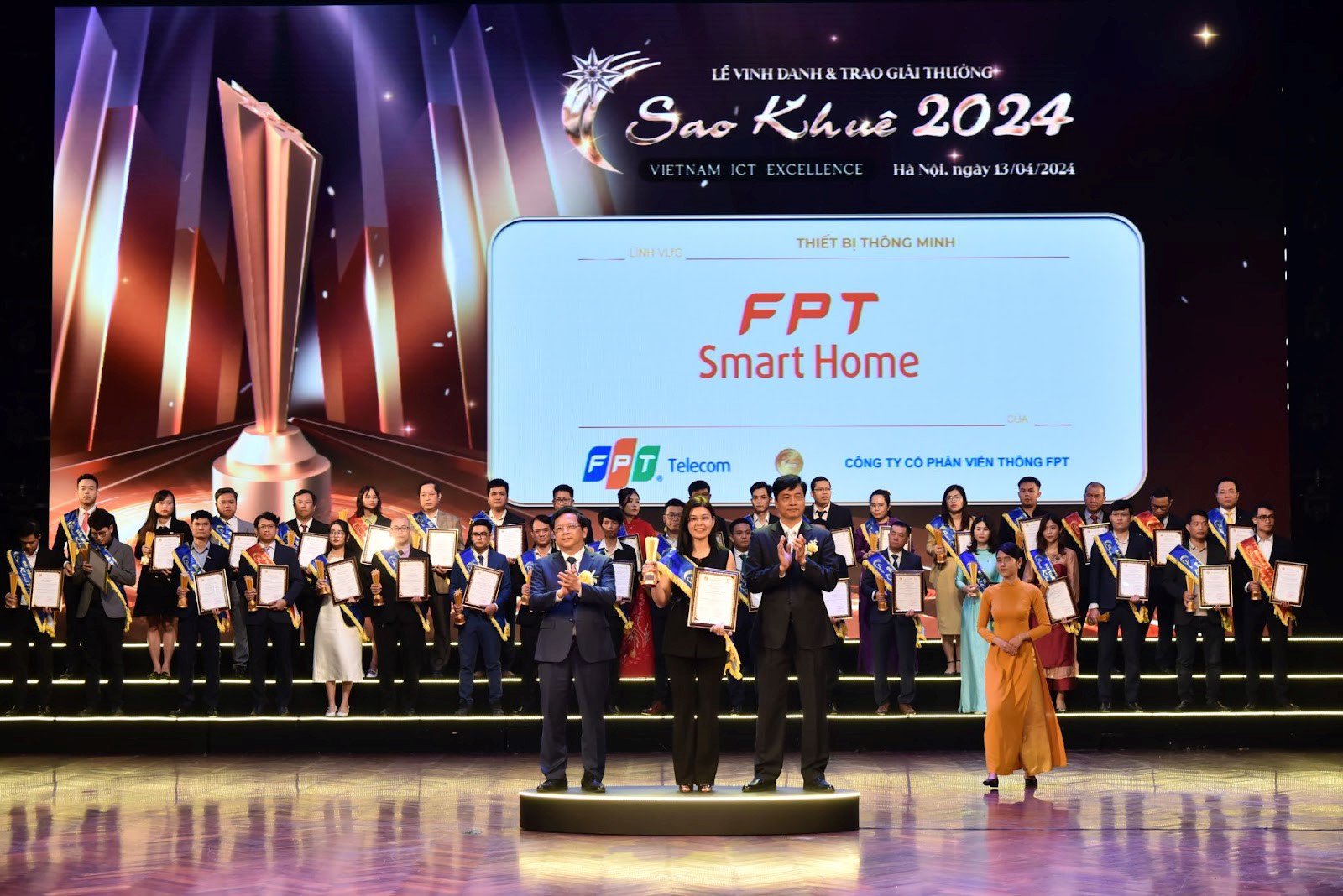 Bà Nguyễn Thị Xuân - Giám Đốc Kinh Doanh FPT Smart Home lên nhận giải thưởng.&nbsp;