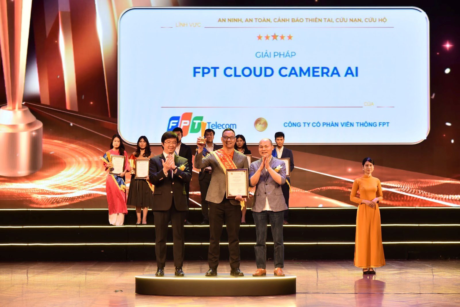 Ông Đinh Cao Sơn - Phó Giám đốc FPT Camera lên nhận giải thưởng cho giải pháp FPT Cloud Camera AI