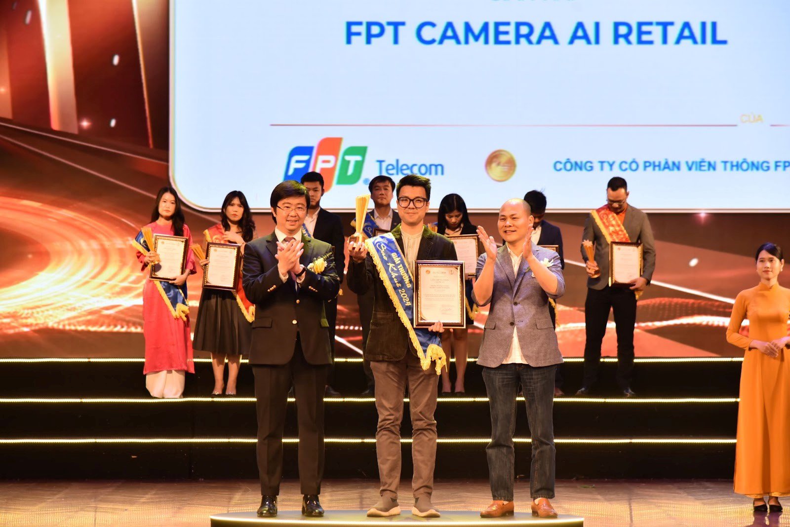 Ông Khưu Trí Trung - Phó phòng kinh doanh FPT Camera lên nhận giải thưởng cho giải pháp FPT Camera AI Retail