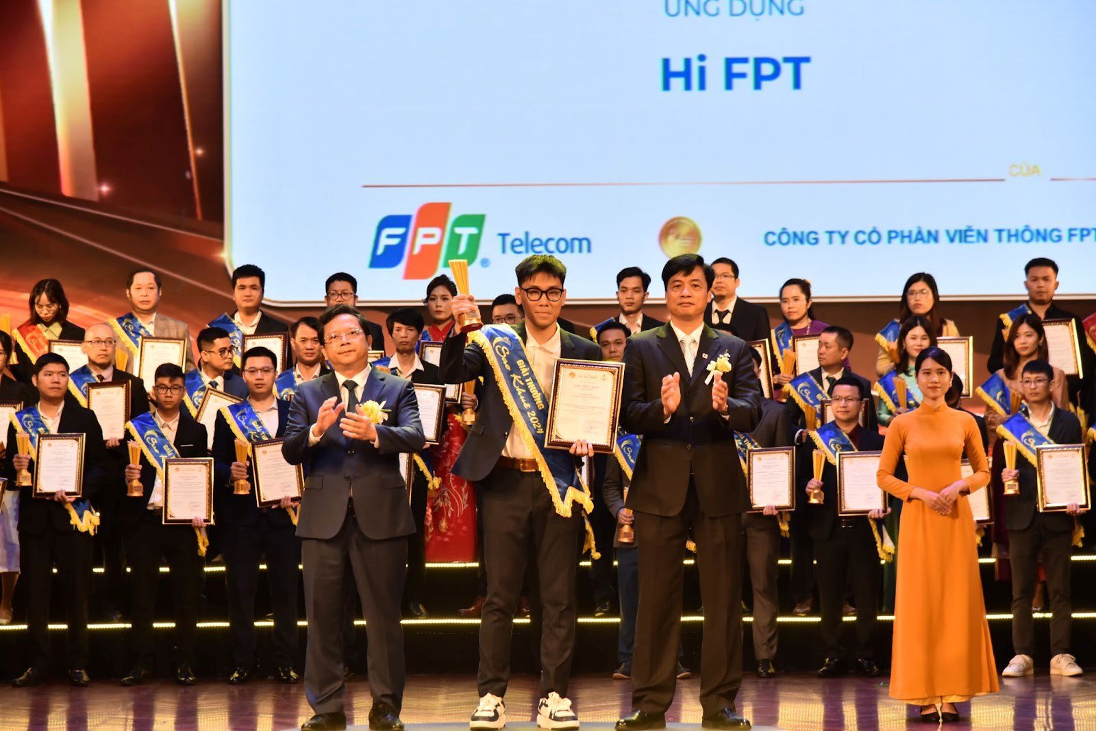 Ông Nguyễn Trung Trực - Phó Giám đốc Hi FPT lên nhận giải thưởng.&nbsp;
