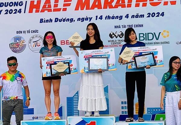 Phạm Thị Hồng Lệ phá kỷ lục giải bán marathon hàng đầu Việt Nam - 4