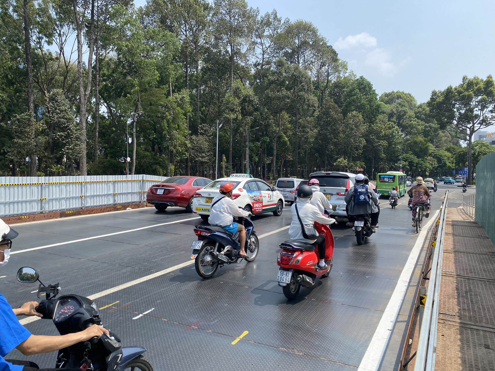 Cầu vượt tạm thứ nhất với quy mô 3 làn xe, dài 66m, rộng 14m, nằm trên đường Trần Quốc Hoàn, phía đường Phan Thúc Duyện.