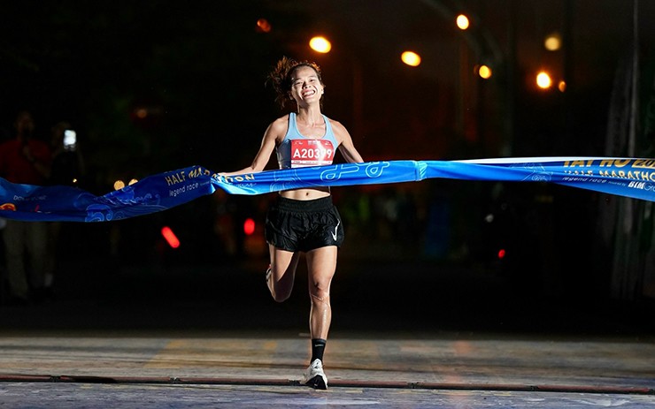 Hồng Lệ về nhất cự ly 21 km nữ, lập kỷ lục của giải đấu