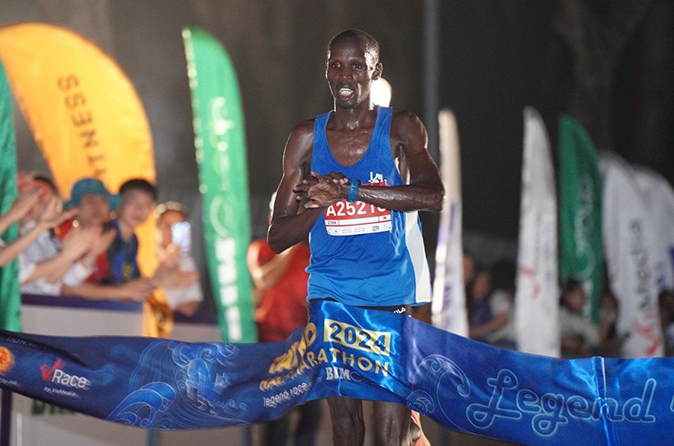 VĐV người Kenya Kiptoo Edwin xuất sắc giành chức vô địch 21 km nam