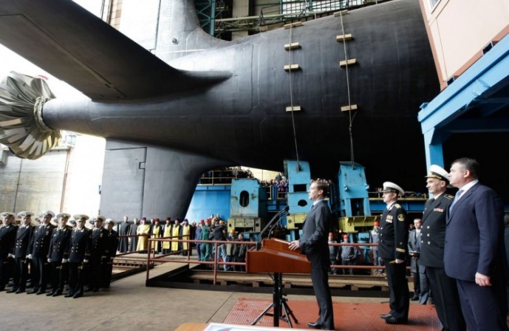 Lễ hạ thủy K-329 Belgorod, tàu ngầm lớp Yasen của Hải quân Nga. Những tàu ngầm này là những tàu ngang hàng gần gũi nhất với lớp Virginia của Hải quân Mỹ.