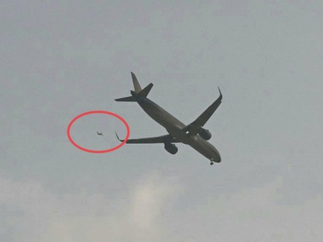 Nguy hiểm khi thả diều gần sân bay Tân Sơn Nhất