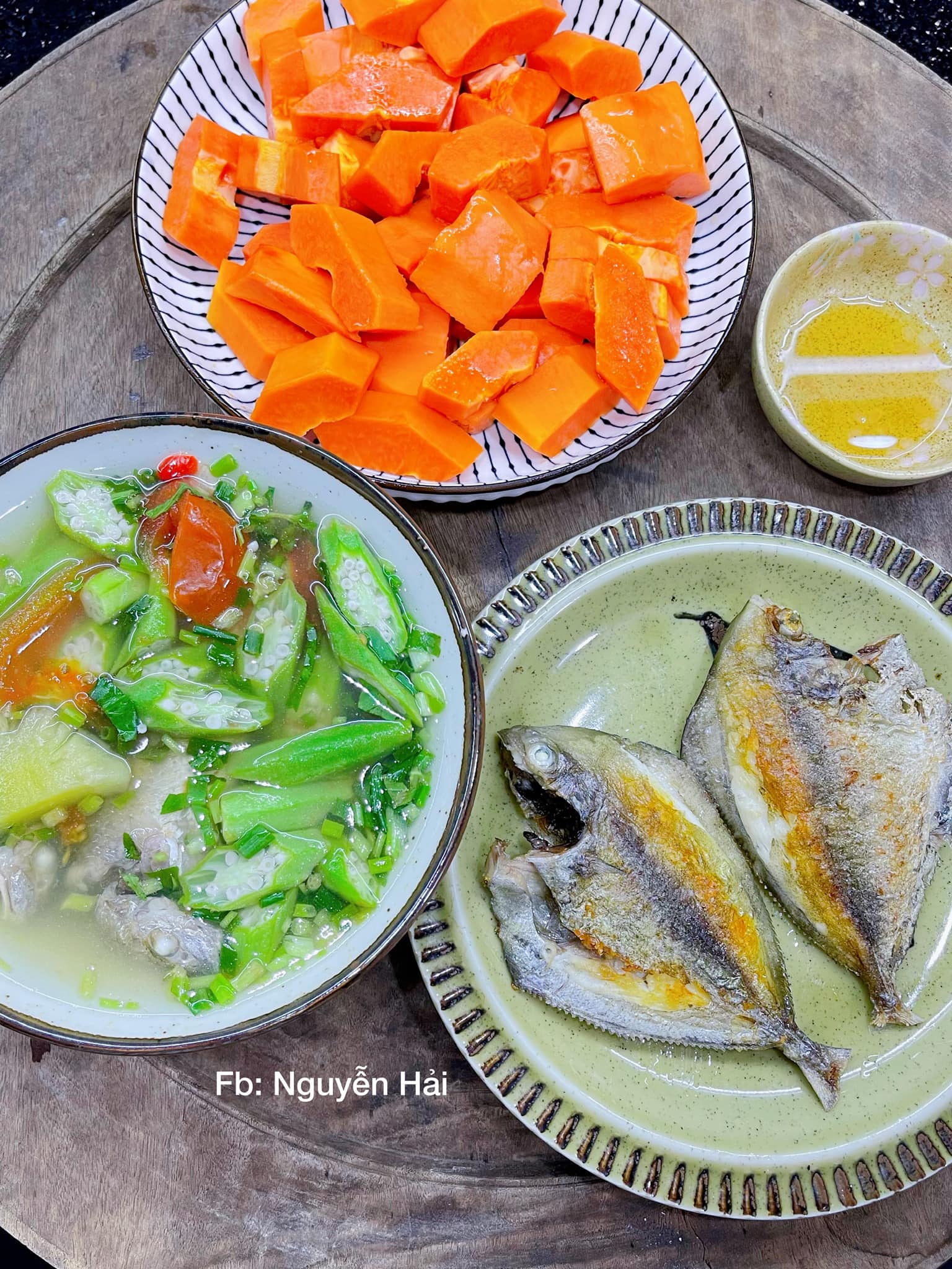 Canh chua + Cá chim trà rán + Đu đủ chín