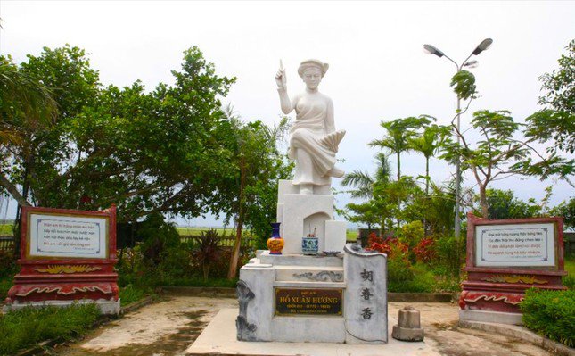 Tượng nữ sỹ Hồ Xuân Hương ở xã Quỳnh Đôi