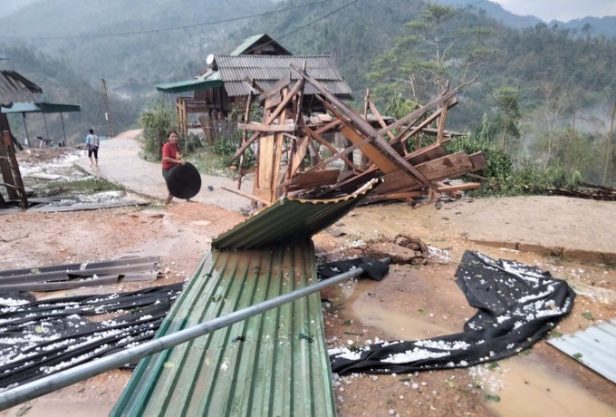 Lốc xoáy hất tung máy tôn nhà dân ở xã Bảo Thắng, huyện Kỳ Sơn. Ảnh: Hùng Lê
