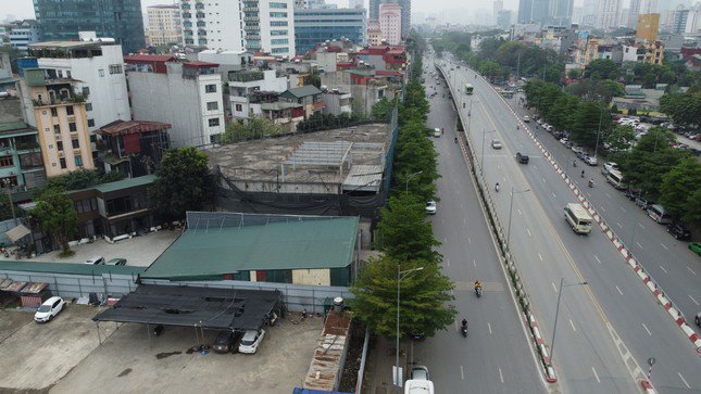 Theo tìm hiểu của PV Tiền Phong, công trình này nằm trên tuyến phố Xuân Tảo, ngay gần cầu vượt Nguyễn Văn Huyên (quận Cầu Giấy)