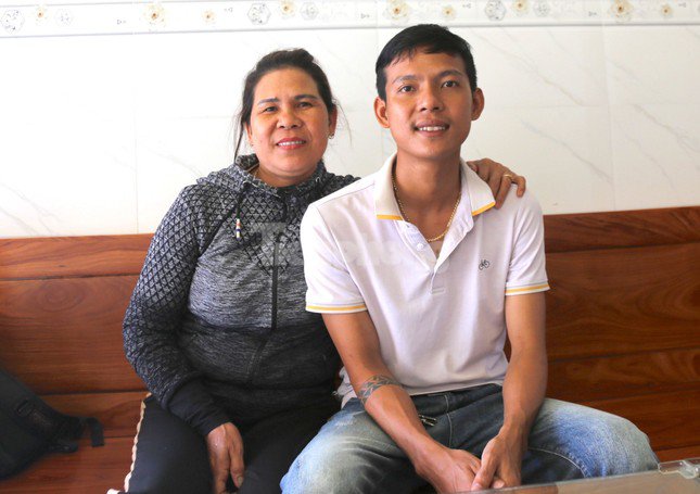 Bà Trần Thị Chín - mẹ Nhơn, hạnh phúc khi con trai sống sót trở về.