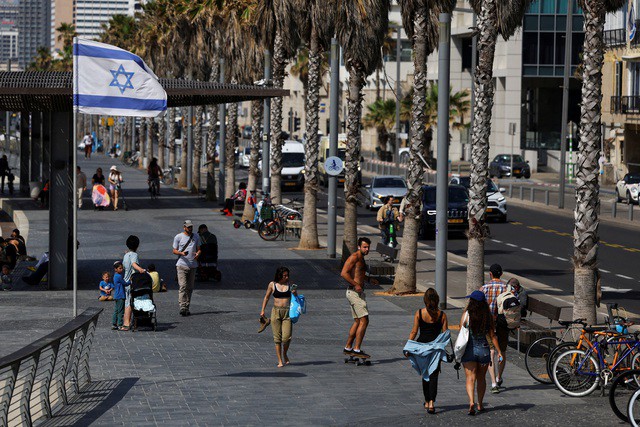 Người dân Israel đi lại trên đường phố Tel Aviv ngày 14-4, sau cuộc tấn công của Iran. Ảnh: Reuters