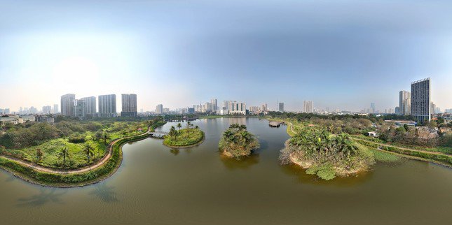 Công viên hồ điều hòa Phùng Khoang, phường Trung Văn, quận Nam Từ Liêm nằm cạnh đường Tố Hữu, được bao bọc bởi nhiều khu đô thị, chung cư.