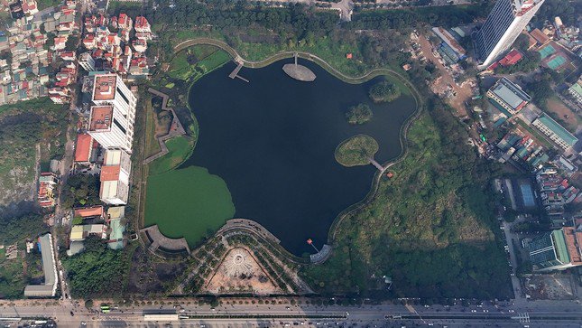 Dự án công viên hồ điều hòa Phùng Khoang có tổng diện tích hơn 11,8 ha. Trong đó, diện tích mặt hồ 7,1ha; cây xanh cảnh quan chiếm 4,8ha. Nằm trong khuôn viên khu đô thị mới Phùng Khoang được khởi công từ năm 2016 và dự kiến hoàn thành năm 2017.
