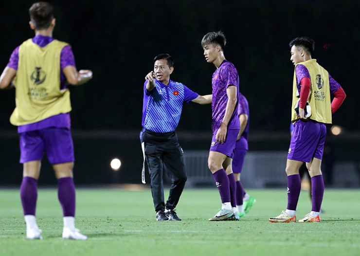 HLV Hoàng Anh Tuấn chỉ đạo U23 Việt Nam ở buổi tập tối 14/4.