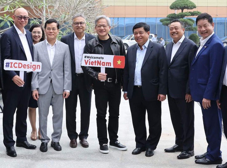 CEO Nvidia gặp gỡ nhiều doanh nghiệp công nghệ Việt trong chuyến thăm vào cuối năm ngoái.
