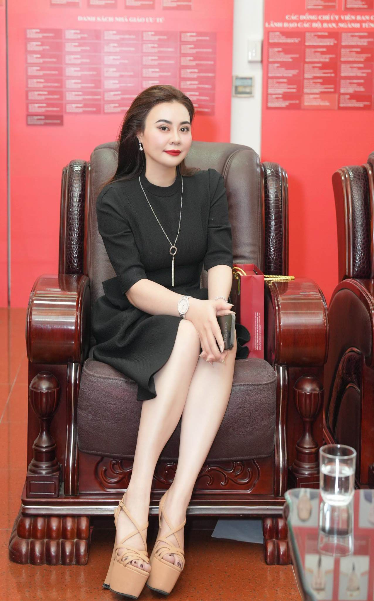 Hoa hậu Phan Kim Oanh thanh lịch tại lễ khai mạc bóng đá - 4