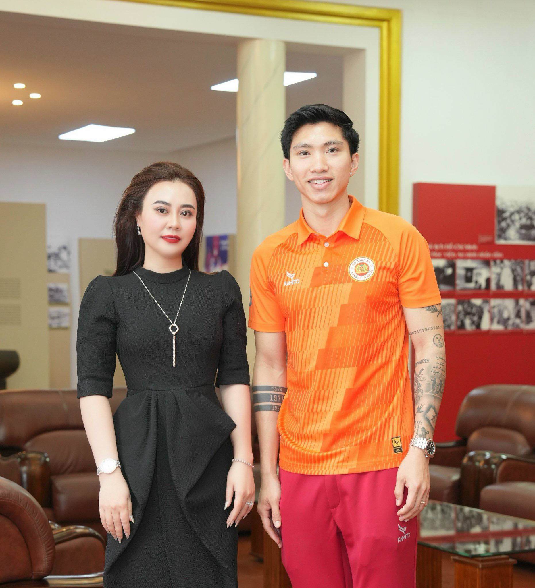 Hoa hậu Phan Kim Oanh thanh lịch tại lễ khai mạc bóng đá - 3