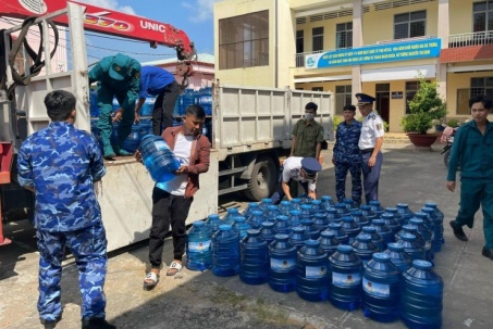 Cảnh sát biển hỗ trợ nước uống cho bà con vùng hạn mặn
