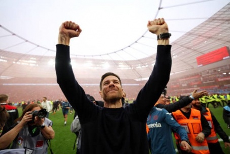 Leverkusen ăn mừng chức vô địch lịch sử, biển người tràn xuống sân chưa từng có