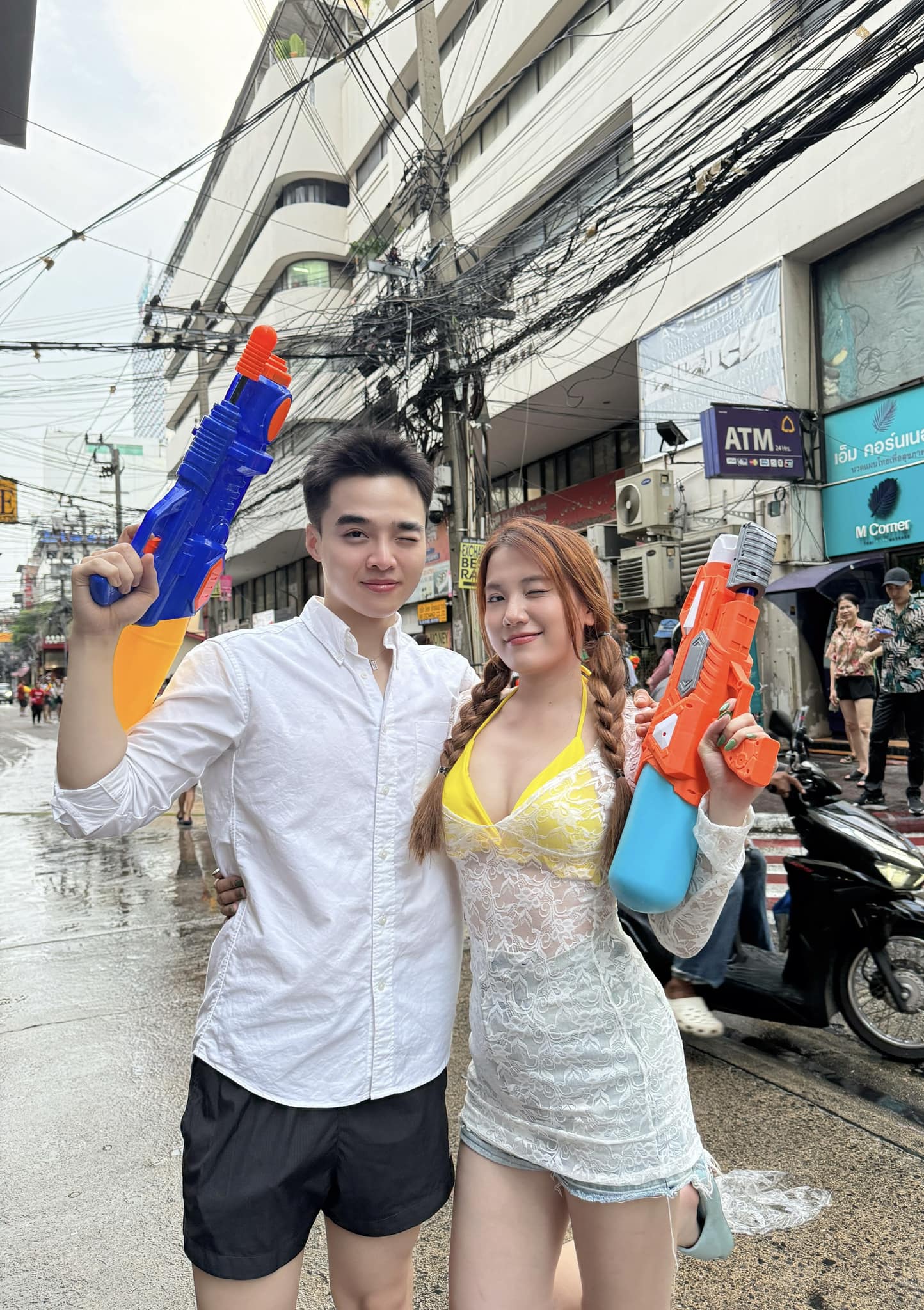 Nữ ca sĩ Emma Nhất Khanh cùng Tun Phạm tham dự Lễ hội té nước Songkran năm nay. Cô khéo léo kết hợp bên ngoài bikini màu vàng là quần short jeans và váy lưới. 
